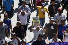 Un grupo de migrantes centroamericanos se manifiestan en Ciudad de México para protestar ante la sede de ACNUR el 8 de noviembre de 2018, en una parada en su periplo hacia Estados Unidos