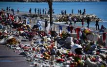 Fleurs, bougies et jouets déposés sur la Promenade des Anglais à Nice, en hommage aux victimes de l'attentat de juillet 2016, le 15 octobre 2016