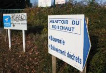 Insulte écrite sur le panneau du département de l'Indre à l'entrée de l'abattoir municipal de Boischaut, le 4 novembre 2018