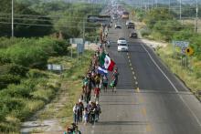 La caravane de migrants centraméricains s'est remise en marche jeudi au Mexique en direction des Etats-Unis en empruntant une route dans l'Etat de Veracruz où sévit le crime organisé
