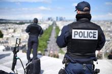 Des policiers sur l'Arc de Triomphe pour le défilé du 14 Juillet 2016 à Paris