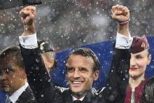 Le président Emmanuel Macron, euphorique, salue la victoire des Bleus à Moscou, le 15 juillet 2018