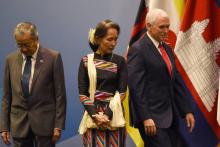 Le Premier ministre malaisien Mahathir Mohamad (G) et la dirigeante birmane Aung San Suu Kyi (C) and US Vice President Mike Pence arrive on stage to pose for a group photo before the start of the ASEA