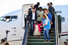Le ministre italien de l'Intérieur Matteo Salvini (g) accueille un groupe de migrants en provenance du Niger, le 14 novembre 2018, à l'aéroport militaire de Pratica di Mare, près de Rome