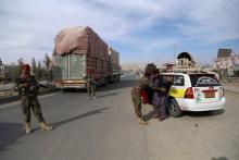 Des membres des forces de sécurité afghanes contrôlent le conducteur d'une voiture sur la route de Kaboul à Ghazni, le 29 octobre 2018