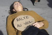 Une femme parmi une trentaine manifeste contre les violences sexuelles place de la République à Paris le 29 septembre 2018