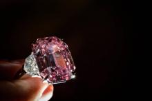 Le Pink Legacy, un diamant rose exceptionnel de près de 19 carats - ici le 8 novembre 2018 à Genève - sera mis aux enchères le 13 novembre à Genève par Christie's pour un prix estimé entre 30 et 50 mi