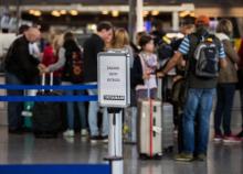 Enregistrement des bagages à un comptoir Ryanair à l'aéroport allemand de Francfort, le 28 septembre 2018