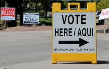 Un panneau rédigé en anglais et en espagnol pour diriger les électeurs vers un bureau de vote, lors des primaires organisées par le parti républicain, le 28 août 2018 à Phoenix, en Arizona