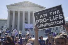 Pro et anti-avortements manifestent devant la Cour Suprême à Washington DC, le 25 juin 2018