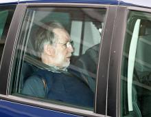 Le tueur en série Michel Fourniret arrive au Palais de Justice de Charleville-Mezieres, dans le nord de la France, le 16 avril 2008