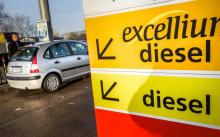 Un automobiliste fait le plein dans une pompe à essence de Bailleul (nord de la France), le 9 décembre 2014.