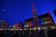 Sur la Grand Place de Bruxelles, le 30 avril 2015, éclairée aux couleurs de l'arc-en-ciel à l'occasi