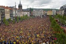Exemple de désinformation : cette photo AFP de supporters de rugby prise le 13 mai 2017 à Clermont-Ferrand a été réutilisée par un internaute sur Facebook pour montrer la mobilisation des "gilets jaun