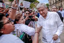 Le président mexicain élu Andres Manuel Lopez Obrador salue ses partisans, le 18 septembre 2018 à Guadalajara, dans l'Etat du Jalisco