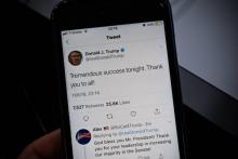 Le tweet du président américain Donald Trump visible sur un smartphone à propos d'un "immense succès" après les résultats des élections de mi-mandat, le 6 novembre 2018 à Washington
