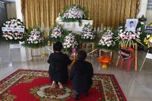 Prières le 14 novembre 2018 dans un temple bouddhiste de la province de Samut Prakan devant le cercueil d'un garçon de 13 ans, Anucha Tasako, décédé lors d'un combat de boxe thaïlandaise