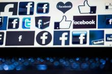 Ecran d'ordinateur avec plusieurs logos du réseau social Facebook