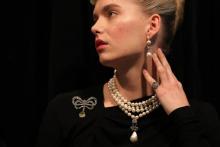 Un collier de perles et de diamants, des boucles d'oreille et une broche de diamants ayant appartenu à la Reine de France Marie-Antoinette, lors d'une présentation le 19 octobre 2018 de bijoux vendus 