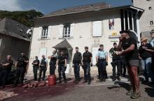 Des agriculteurs manifestent contre la réintroduction de l'ours à Etsaut, dans les Pyrénées-Atlantiques, le 29 août 2018