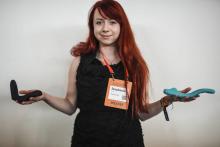 Stephanie Alys, 28 ans, cofondatrice de l'entreprise de fabrication de sex-toys destinés aux femmes Mystery Vibe, pose avec un Crescendo et un Tenuto au Web Summit de Lisbonne le 6 novembre 2018