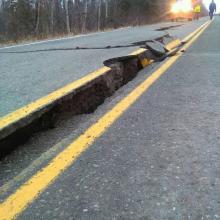 Une route fissurée après le tremblement de terre en Alaska, le 30 novembre 2018
