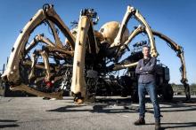 François Delarozière, directeur artistique de la compagnie La Machine, pose le 24 octobre 2018 à Toulouse devant Ariane l'araignée géante qui doit guider le Minotaure
