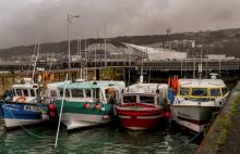 Bateaux de pêche bloquant l'accès au port de Boulogne-sur-Mer pour protester contre la pêche électrique, le 25 janvier 2018