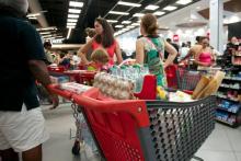 File d'attente à la caisse dans un supermarché en Guadeloupe avant le passage de l'ouragan Irma, le 