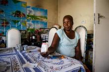 Alice Chenyika, 50 ans, n'a plus les moyens de payer ses médicaments. Chez elle le 5 novembre 2018 à Harare