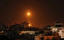 Des bombes éclairantes lancées par des avions de guerre israéliens sur la bande de Gaza le 12 novembre 2018