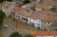 Des pompiers évacuent des personnes dans une zone inondée de Trebes, près de Carcassonne, le 15 octobre 2018 dans l'Aude