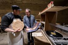Le fromager Beat Wampfler et le directeur de la filière musique de la Haute école des arts de Berne Michael Harenberg s'entretiennent, le 19 octobre 2018 à Berthoud, en Suisse