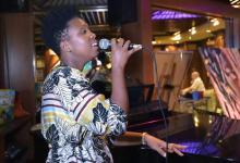 La chanteuse guinéenne Karyna Gomes chante à l'Institut français d'Abidjan, le 22 novembre 2018