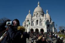 Des touristes au pied du Sacré-Coeur à Montmartre, le 25 février 2018 à Paris