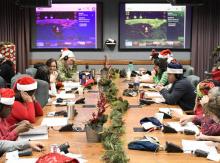 Des bénévoles travaillent au site de la Norad qui suit la tournée du Père Noël depuis la base Peterson de l'US Air Force, le 24 décembre 2018 à Colorado Springs