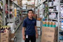 Le migrant hondurien Denny Guevara, dans les rayons du supermarché où il travaille, le 28 novembre 2018 à Tijuana, au Mexique