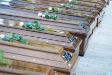 Les cercueils de 26 jeunes migrantes noyées en Méditerranée début novembre alignés au cimetière de S