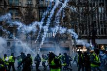 Des "gilets jaunes" aux prises avec les forces de l'ordre sur les Champs-Elysées à Paris, le 15 décembre 2018