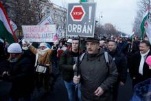 Un manifestant exprime son opposition au Premier ministre hongrois Viktor Orban lors d'une manifestation à Budapest contre la loi travail