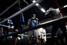 Des jeunes s'entraînent à la boxe dans un club à Paris, le 11 septembre 2018 pour participer des épreuves de "white collar boxing"