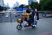 Une famille sur un vélo électrique à Shenzhen dans le sud de la Chine, le 9 novembre 2018