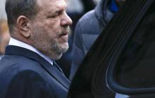 Le producteur Harvey Weinstein sort du tribunal à New York, le 20 décembre 2018