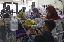 Un rescapé du tsunami entouré de sa famille dans un hôpital à Kalianda en Indonésie le 25 décembre 2018