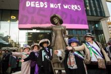 Une statue de la suffragette Emmeline Pankhurst à Manchester, le 14 décembre 2018, jour de son inauguration, en présence de dizaines de femmes déguisées en suffragettes.