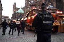 Un gendarme surveille le marché de Noël de Strasbourg qui vient de rouvrir, le 14 décembre 2018