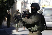 De la fumée s'échappe de la maison d'un Palestinien accusé d'avoir tué un soldat israélien après que l'armée israélienne l'ait faite exploser le 15 décembre 2018
