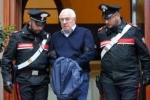 Le nouveau chef de la mafia sicilienne Settimo Mineo (C), escorté par des policiers le 4 décembre 2018 à Palerme après son arrestation