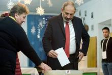 Le Premier ministre arménien Nikol Pachinian vote aux élections législatives anticipées à Erevan le 9 décembre 2018