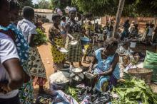 Echange de marchandises par le troc au marché de Togoville le 24 novembre 2018, au Togo